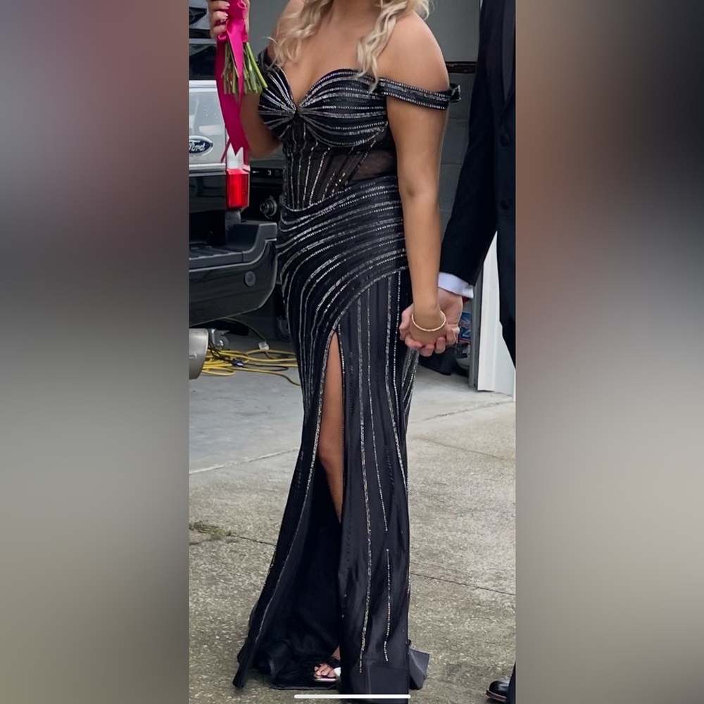 Ellie Wilde Elegant Black Gown with Silver Accents - Picture 10 of 16